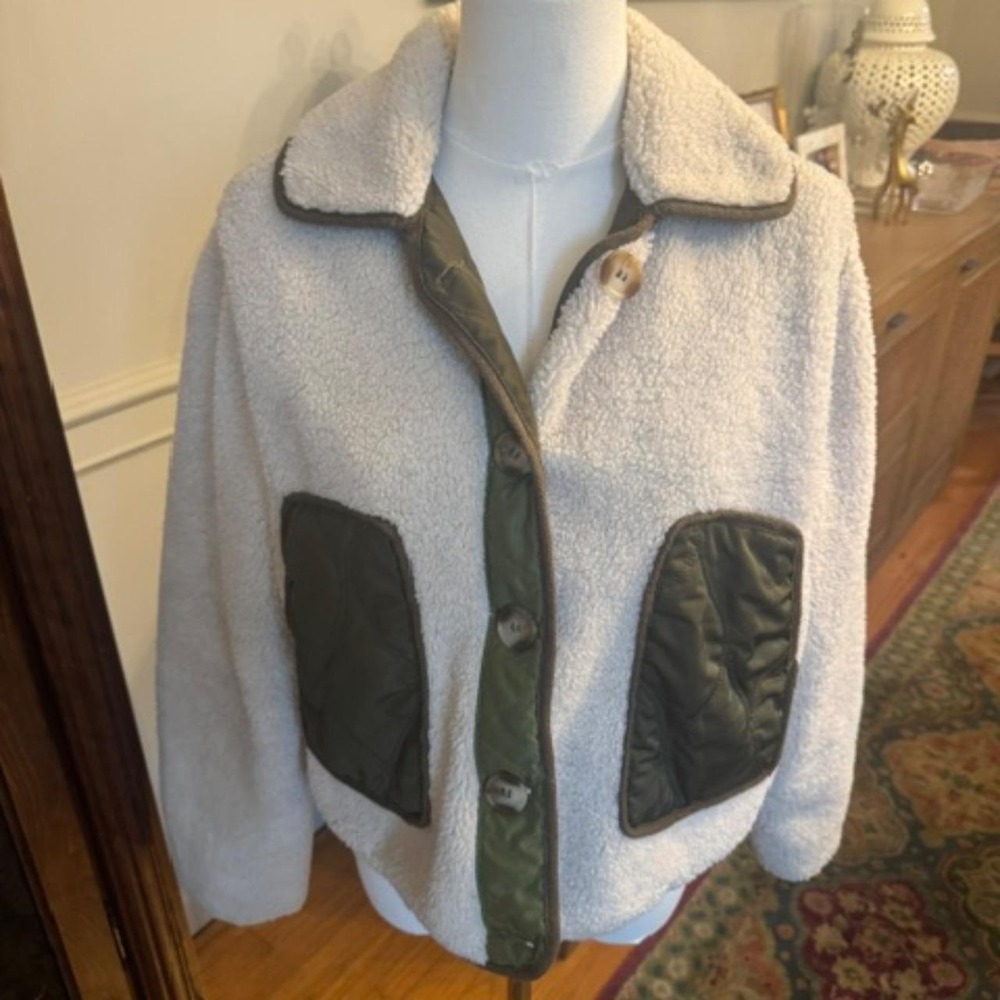 BLANKNYC cozy cream sherpa/teddy fleece jacket green and white - size XS